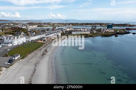 Luftaufnahme von weiß getünchten Häusern mit Blick auf die Leodamais Bay im Dorf Islay in Port Ellen, Isle of Islay, Inner Hebrides, Schottland, Großbritannien Stockfoto