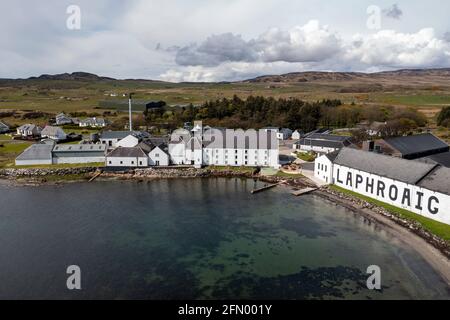 Luftaufnahme der Laphroaig Distillery, Islay, Schottland. Laphroaig ist eine der drei Kildalton-Brennereien an der Südküste von Islay. Stockfoto