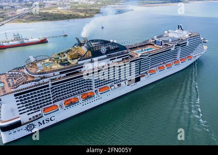 MSC Virtuosa-Schiff, das aufgrund einer Pandemie von 19 leer in Southampton eintrifft. MSC Virtuosa ist eine Plus-Klasse, die MSC Cruises gehört und betreibt Stockfoto