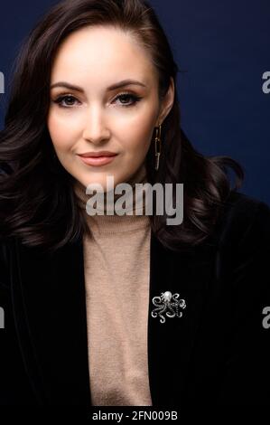 Porträt der schönen 40-jährigen Frau. Studioaufnahme. Stockfoto