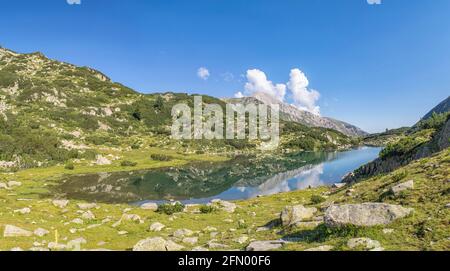 Wandern zu den Banderitsa-Seen, Blick über die Seen des Pirin-Gebirges in Bulgarien mit Muratovo, Ribnoto, Nationalpark Pirin Stockfoto