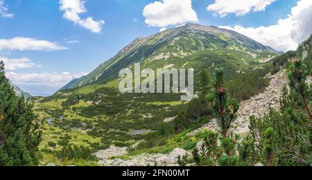 Wandern zu den Banderitsa-Seen, Blick über die Seen des Pirin-Gebirges in Bulgarien mit Muratovo, Ribnoto, Nationalpark Pirin Stockfoto