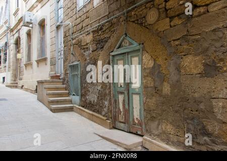 Tür der historischen Moschee aus dem Mittelalter in Baku. Stockfoto