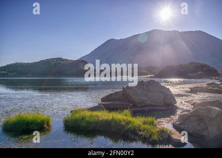 Wandern zu den Banderitsa-Seen, Blick über die Seen des Pirin-Gebirges in Bulgarien mit Muratovo, Ribnoto, Nationalpark Pirin Stockfoto