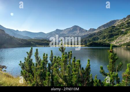 Wandern zu den Banderitsa-Seen, Blick über die Seen des Pirin-Gebirges in Bulgarien mit Muratovo, Ribnoto, Nationalpark Pirin Stockfoto