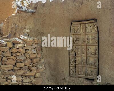 Dekorieren Sie die Tür eines Hauses im Dorf Peli, in der Gemeinde Bandiagara, Pais Dogon, Mali Stockfoto