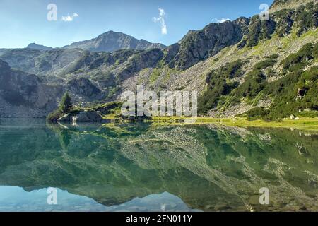 Wandern zu den Banderitsa-Seen, Blick über die Seen des Pirin-Gebirges in Bulgarien mit Muratovo, Ribnoto, Nationalpark Pirin Stockfoto