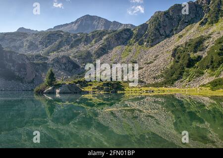 Wandern zu den Banderitsa-Seen, Blick über die Seen des Pirin-Gebirges in Bulgarien mit Muratovo, Ribnoto, Nationalpark Pirin Stockfoto