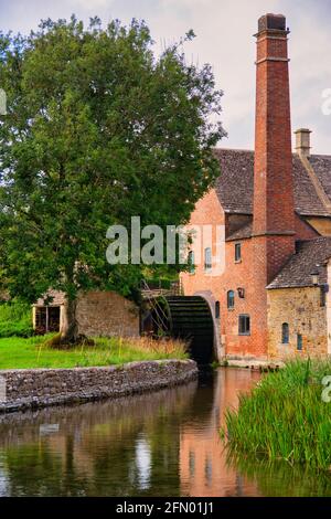 Abendansicht einer alten Wassermühle und eines Baches in Lower Slaughter, Gloucestershire, Cotswolds, England Stockfoto
