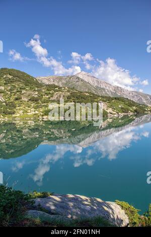 Wandern zu den Banderitsa-Seen, Blick über die Seen des Pirin-Gebirges in Bulgarien mit Muratovo, Ribnoto, Nationalpark Pirin Stockfoto