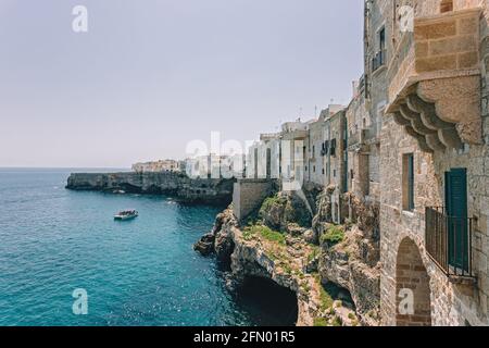 Die Altstadt auf dem Kliff kostet am Meer. Berühmtes touristisches Ziel Polignano a Mare in Süditalien. Wunderschönes Seeraumpanorama. Stockfoto