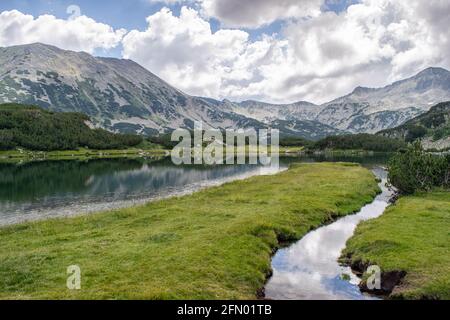 Wandern zu den Banderitsa-Seen, Blick über die Seen des Pirin-Gebirges in Bulgarien mit Muratovo, Ribnoto, Nationalpark Pirin Stockfoto