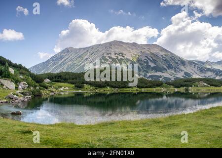 Wandern zu den Banderitsa-Seen, Blick über die Seen des Pirin-Gebirges in Bulgarien mit Muratovo, Ribnoto, Nationalpark Pirin Stockfoto