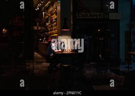 Athen, Griechenland. Mai 2021. Gäste sitzen in einer Bar. Griechenland lockert die Maßnahmen, die aufgrund der Corona-Pandemie verhängt wurden. Tavernen, Bars und Cafés haben im ganzen Land wieder eröffnet. Quelle: Angelos Tzortzinis/dpa/Alamy Live News Stockfoto