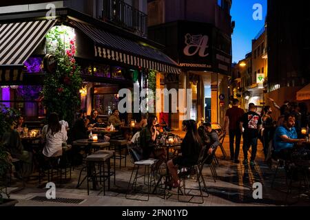 Athen, Griechenland. Mai 2021. Gäste sitzen in einer Bar. Griechenland lockert die Maßnahmen, die aufgrund der Corona-Pandemie verhängt wurden. Tavernen, Bars und Cafés haben im ganzen Land wieder eröffnet. Quelle: Angelos Tzortzinis/dpa/Alamy Live News Stockfoto