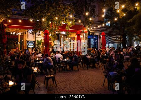 Athen, Griechenland. Mai 2021. Die Gäste sitzen in einer Bar-Restaurant. Griechenland lockert die Maßnahmen, die aufgrund der Corona-Pandemie verhängt wurden. Tavernen, Bars und Cafés haben im ganzen Land wieder geöffnet. Quelle: Angelos Tzortzinis/dpa/Alamy Live News Stockfoto