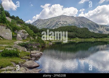 Wandern zu den Banderitsa-Seen, Blick über die Seen des Pirin-Gebirges in Bulgarien mit Muratovo, Ribnoto, Nationalpark Pirin Stockfoto