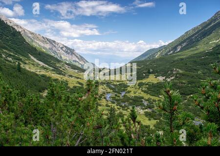 Wandern zu den Banderitsa-Seen, Blick über die Seen des Pirin-Gebirges in Bulgarien mit Muratovo, Ribnoto, Nationalpark Pirin Stockfoto