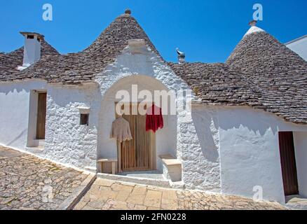 Alberobello, Italien. Alberobello ist eine kleine Stadt in der Nähe von Bari, Apulien, Süditalien. Die Altstadt von Alberobello ist berühmt für ihren einzigartigen Trullo Stockfoto