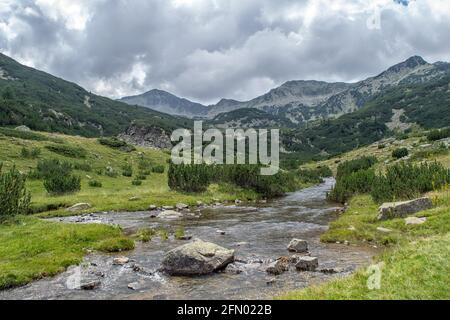 Wandern zu den Banderitsa-Seen, Blick über die Seen des Pirin-Gebirges in Bulgarien mit Muratovo, Ribnoto, Nationalpark Pirin Stockfoto