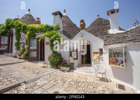 Alberobello, Italien - 20.06.2018: Alberobello ist eine kleine Stadt in der Nähe von Bari, Apulien, Süditalien. Die Altstadt von Alberobello ist berühmt für ihren einzigartigen Trullo Stockfoto