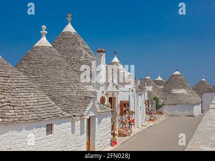 Alberobello, Italien. Alberobello ist eine kleine Stadt in der Nähe von Bari, Apulien, Süditalien. Die Altstadt von Alberobello ist berühmt für ihren einzigartigen Trullo Stockfoto