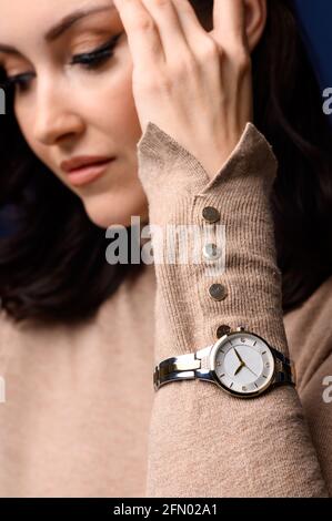 Nahaufnahme Porträt des mittleren Alters schöne modische Frau posiert. Modell mit Armbanduhr. Weibliches Modekonzept Stockfoto