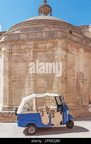 Tuk Tuk vor dem alten Gebäude. Konzept des Reiseziels. Tuk-Tuk sind beliebte touristische Fahrzeuge. Stockfoto