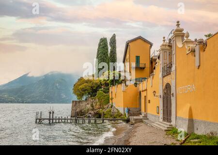 Seeufer Hotel Royal Victoria am Comer See in Varenna, Lombardei, Italien, vom See aus gesehen Stockfoto