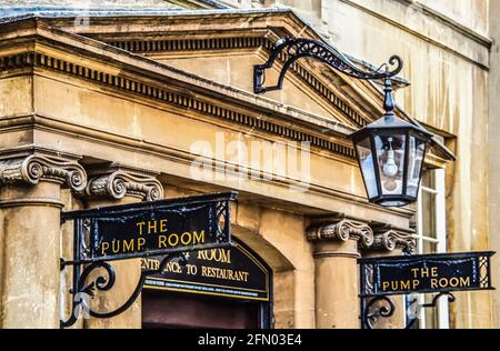 The Pump Room - Nahaufnahme des Eingangs und der Schilder zu Restaurant in der antiken Stadt Bath in historischer Lage Eine Assembly Hall, die in Regency Fiction berühmt ist Stockfoto