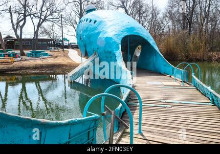 Blick vom Ende der Blauwal-Attraktion am Straßenrand Auf der Route 66 in der Nähe von Catoosa Oklahoma USA 3 9 2018 Stockfoto