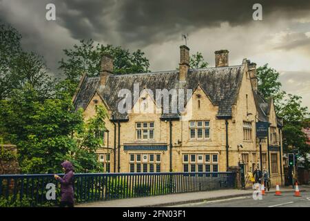 2019 07 27 Ocford UK - historische Kneipe Oxford Retreat - Anfang der neunzigsten Jahre Gebäude aus dem Jahrhundert, das am Ufer des Flusses liegt Weinende Weiden Stockfoto