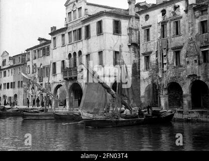 AJAXNETPHOTO. Circa.1908 -14. CHIOGGIA, ITALIEN. - GRAND TOUR ALBUM; SCANS VON ORIGINAL IMPERIAL GLAS NEGATIVEN - FISCHERBOOTE AUF CANAL VENA IN DER NÄHE DES FISCHMARKTES FESTGEMACHT. FOTOGRAF: UNBEKANNT. QUELLE: AJAX VINTAGE PICTURE LIBRARY COLLECTION.CREDIT: AJAX VINTAGE PICTURE LIBRARY. REF; 1900 5 02 Stockfoto