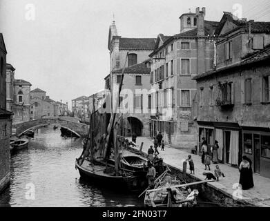 AJAXNETPHOTO. Circa.1908 -14. CHIOGGIA, ITALIEN. - GRAND TOUR ALBUM; SCANS VON ORIGINAL IMPERIAL GLAS NEGATIVEN - FISCHERBOOTE AUF CANAL VENA IN DER NÄHE DES FISCHMARKTES FESTGEMACHT. FOTOGRAF: UNBEKANNT. QUELLE: AJAX VINTAGE PICTURE LIBRARY COLLECTION.CREDIT: AJAX VINTAGE PICTURE LIBRARY. REF; 1900 5 03 Stockfoto