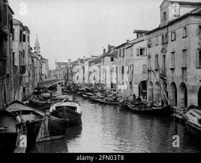 AJAXNETPHOTO. Circa.1908 -14. CHIOGGIA, ITALIEN. - GRAND TOUR ALBUM; SCANS VON ORIGINAL IMPERIAL GLAS NEGATIVEN - FISCHERBOOTE AUF CANAL VENA IN DER NÄHE DES FISCHMARKTES FESTGEMACHT. FOTOGRAF: UNBEKANNT. QUELLE: AJAX VINTAGE PICTURE LIBRARY COLLECTION.CREDIT: AJAX VINTAGE PICTURE LIBRARY. REF; 1900 5 11 Stockfoto