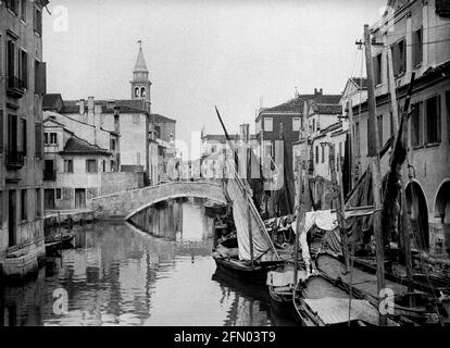 AJAXNETPHOTO. Circa.1908 -14. CHIOGGIA, ITALIEN. - GRAND TOUR ALBUM; SCANS VON ORIGINAL IMPERIAL GLAS NEGATIVEN - FISCHERBOOTE AUF CANAL VENA IN DER NÄHE DES FISCHMARKTES FESTGEMACHT. FOTOGRAF: UNBEKANNT. QUELLE: AJAX VINTAGE PICTURE LIBRARY COLLECTION.CREDIT: AJAX VINTAGE PICTURE LIBRARY. REF; 1900 6 03 Stockfoto