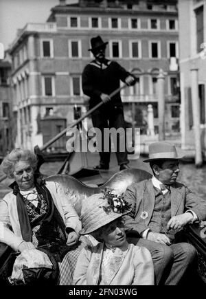 AJAXNETPHOTO. ca. 1908 -14. VENEDIG, ITALIEN. - GRAND TOUR ALBUM; SCANS VON ORIGINAL IMPERIAL GLAS NEGATIVEN - TOUR DURCH VENEDIG IN EINER GONDEL. FOTOGRAF: UNBEKANNT. QUELLE: AJAX VINTAGE PICTURE LIBRARY COLLECTION.CREDIT: AJAX VINTAGE PICTURE LIBRARY. REF; 1900 4 04 Stockfoto