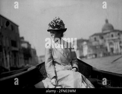 AJAXNETPHOTO. ca. 1908 -14. VENEDIG, ITALIEN. - GRAND TOUR ALBUM; SCANS VON ORIGINAL IMPERIAL GLAS NEGATIVEN - LADY IN A HAT IN A GONDEL. FOTOGRAF: UNBEKANNT. QUELLE: AJAX VINTAGE PICTURE LIBRARY COLLECTION.CREDIT: AJAX VINTAGE PICTURE LIBRARY. REF; 1900 5 01 Stockfoto