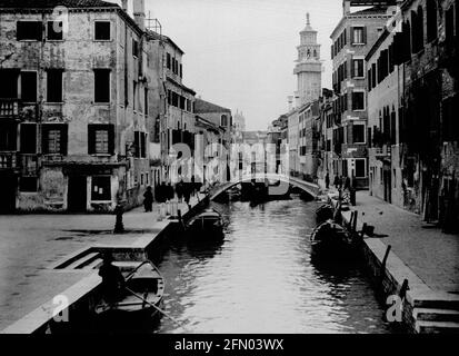 AJAXNETPHOTO. ca. 1908 -14. VENEDIG, ITALIEN. - GRAND TOUR ALBUM; SCANS VON ORIGINAL IMPERIAL GLASNEGATIVE - BLICK VOM CAMPO SAN BARNABA, CANAL RIO DE SAN BARNABA MIT PONTE DEI PUGNI BRÜCKE IM DORSODURO BEZIRK. FOTOGRAF: UNBEKANNT. QUELLE: AJAX VINTAGE PICTURE LIBRARY COLLECTION.CREDIT: AJAX VINTAGE PICTURE LIBRARY. REF;1900 5 08 Stockfoto