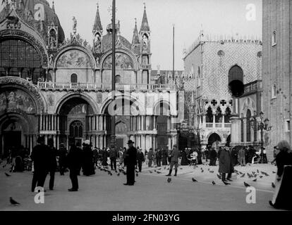 AJAXNETPHOTO. ca. 1908 -14. VENEDIG, ITALIEN. - GRAND TOUR ALBUM; SCANS VON ORIGINAL IMPERIAL GLAS NEGATIVEN - IN ST. MARK'S-QUADRAT. FOTOGRAF: UNBEKANNT. QUELLE: AJAX VINTAGE PICTURE LIBRARY COLLECTION.CREDIT: AJAX VINTAGE PICTURE LIBRARY. REF; 1900 6 10 Stockfoto