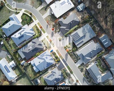 Häuser Luftaufnahme zeigt städtische Straßenszene, asphaltierte Straße, Bäume, Sonnenkollektoren und Stadtlandschaft Architektur, Castlemaine, Victoria, Australien. Stockfoto