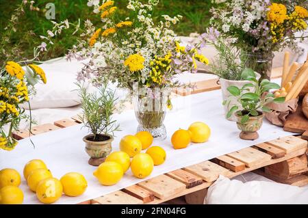 Zitronen für den Urlaub von Zitronen im Dekor von Blumen. Das Menton Lemon Festival Frankreich Februar Stockfoto