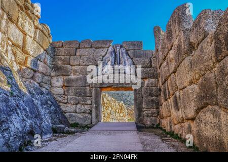 Helles griechisches Sonnenlicht strahlt von einer Felswand alter Mykene Auf der Straße hinauf zum berühmten Lions Gate in Die Hügelfestung, wo die Armeen von Troja o Stockfoto