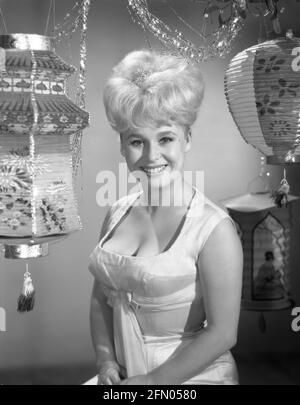 Gauner in Cloisters (1964) Barbara Windsor, Datum: 1964 Stockfoto