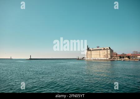 Altes barockes Gebäude des haydarpasa Hauptbahnhofs in kadikoy an der Küste istanbuls mit riesigen Wolken und türkisfarbenen bosporus-Farben. Stockfoto