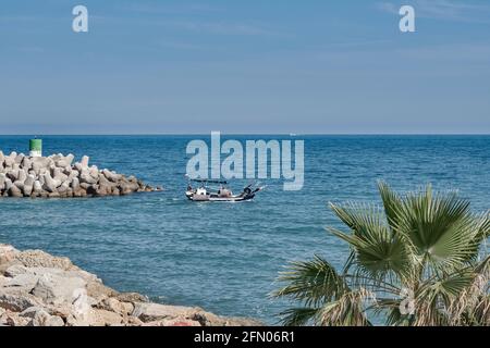 Fischer in seinem Fischerboot, der aus dem Hafen von Alcoceber im Mittelmeer, Costa del Azahar, Castellon, Spanien, Europa angeln will Stockfoto