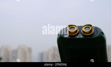 Foto aus tophane mit Fernglas, um das Stadtzentrum mit Apartments und Hintergrund zu sehen. Bursa bei bewölktem und regnerischem da Stockfoto