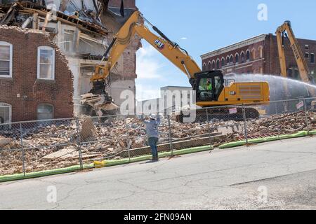 Burlington, Iowa, USA. Mai 2021. Das 1873 erbaute ehemalige Polizeidezernat in Burlington, Iowa, wird von Entwicklern eines neuen Projekts abgerissen. Kredit: Keith Turrill/Alamy Live Nachrichten Stockfoto