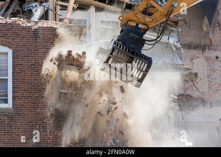 Burlington, Iowa, USA. Mai 2021. Das 1873 erbaute ehemalige Polizeidezernat in Burlington, Iowa, wird von Entwicklern eines neuen Projekts abgerissen. Kredit: Keith Turrill/Alamy Live Nachrichten Stockfoto