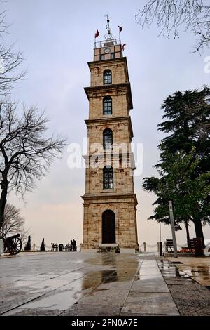 Bursa Tophane Bezirk mit altem Wachturm, der durch Ottomanen Reich errichtet wurde. Alte und alte Türme Fassade mit riesigen Wolken Hintergrund. Stockfoto